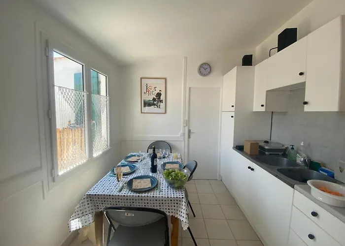 Depart Du Marin A La Cotiniere